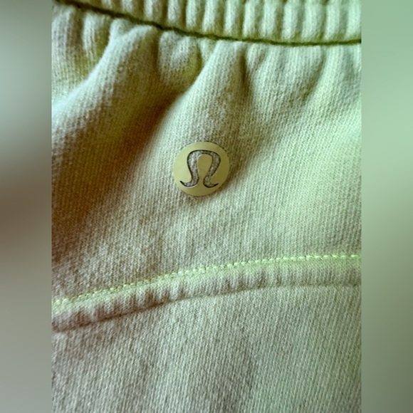 Lululemon Loungeful Size 14 High-Rise Short 4"
In Electric Lemon - Picture 5 of 7